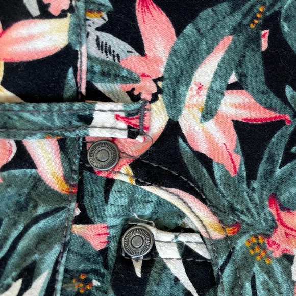 Tropical print shorts - Picture 3 of 3